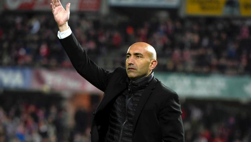 Abelardo dando órdenes a sus jugadores durante el Granada - Sporting de Gijón
