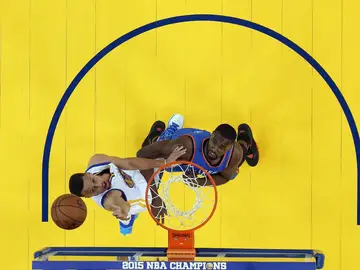 Curry, ante Ibaka Curry, ante Ibaka
