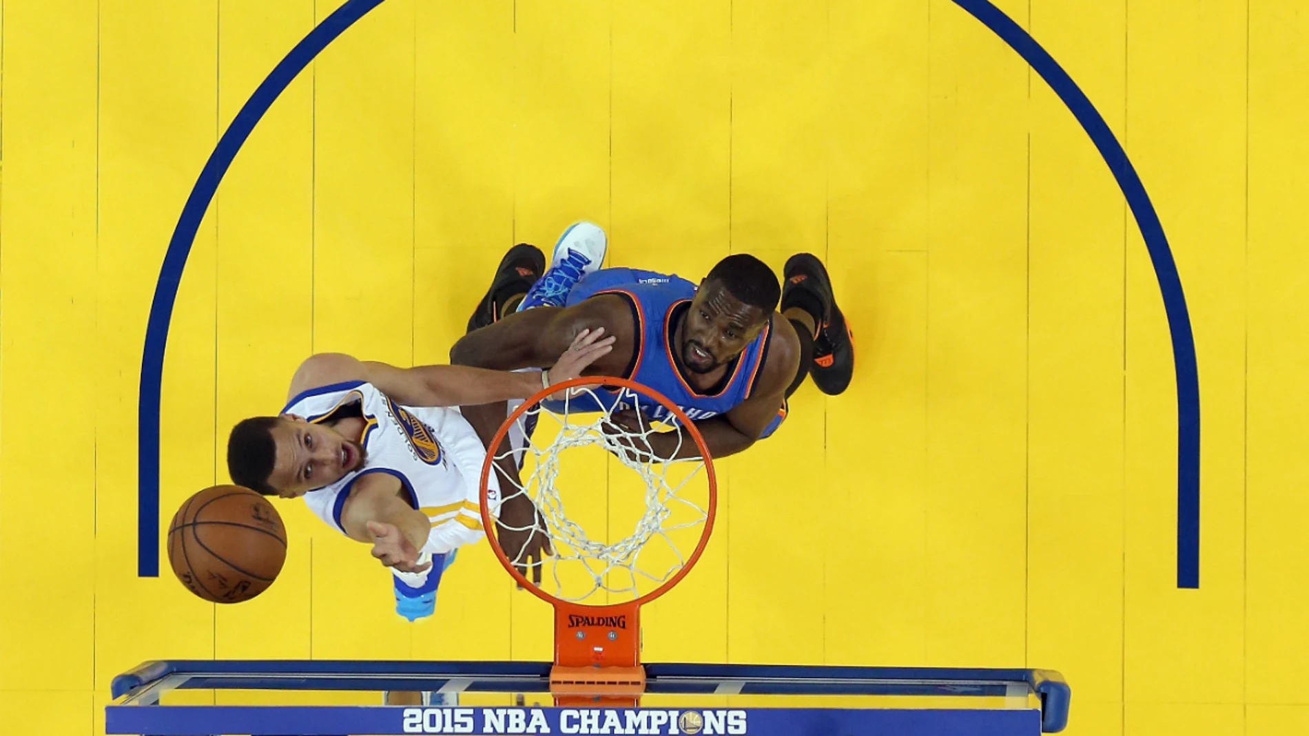 Curry, ante Ibaka Curry, ante Ibaka