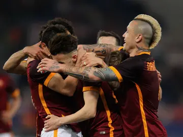 Los jugadores de la Roma celebran uno de los goles ante la Fiorentina Los jugadores de la Roma celebran uno de los goles ante la Fiorentina