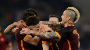 Los jugadores de la Roma celebran uno de los goles ante la Fiorentina