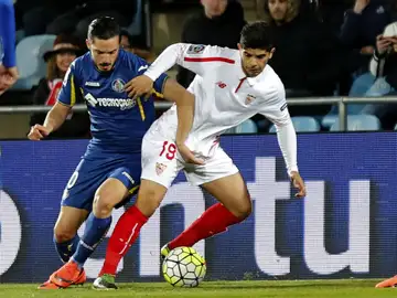 Banega protege un balón ante Pablo Sarabia Banega protege un balón ante Pablo Sarabia