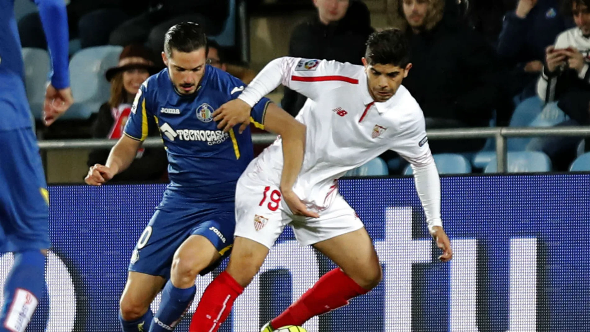 Banega protege un balón ante Pablo Sarabia Banega protege un balón ante Pablo Sarabia