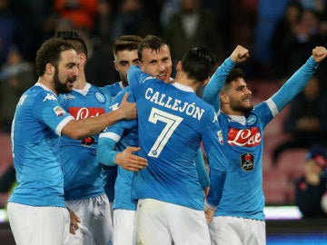 Los jugadores del Nápoles celebran un gol