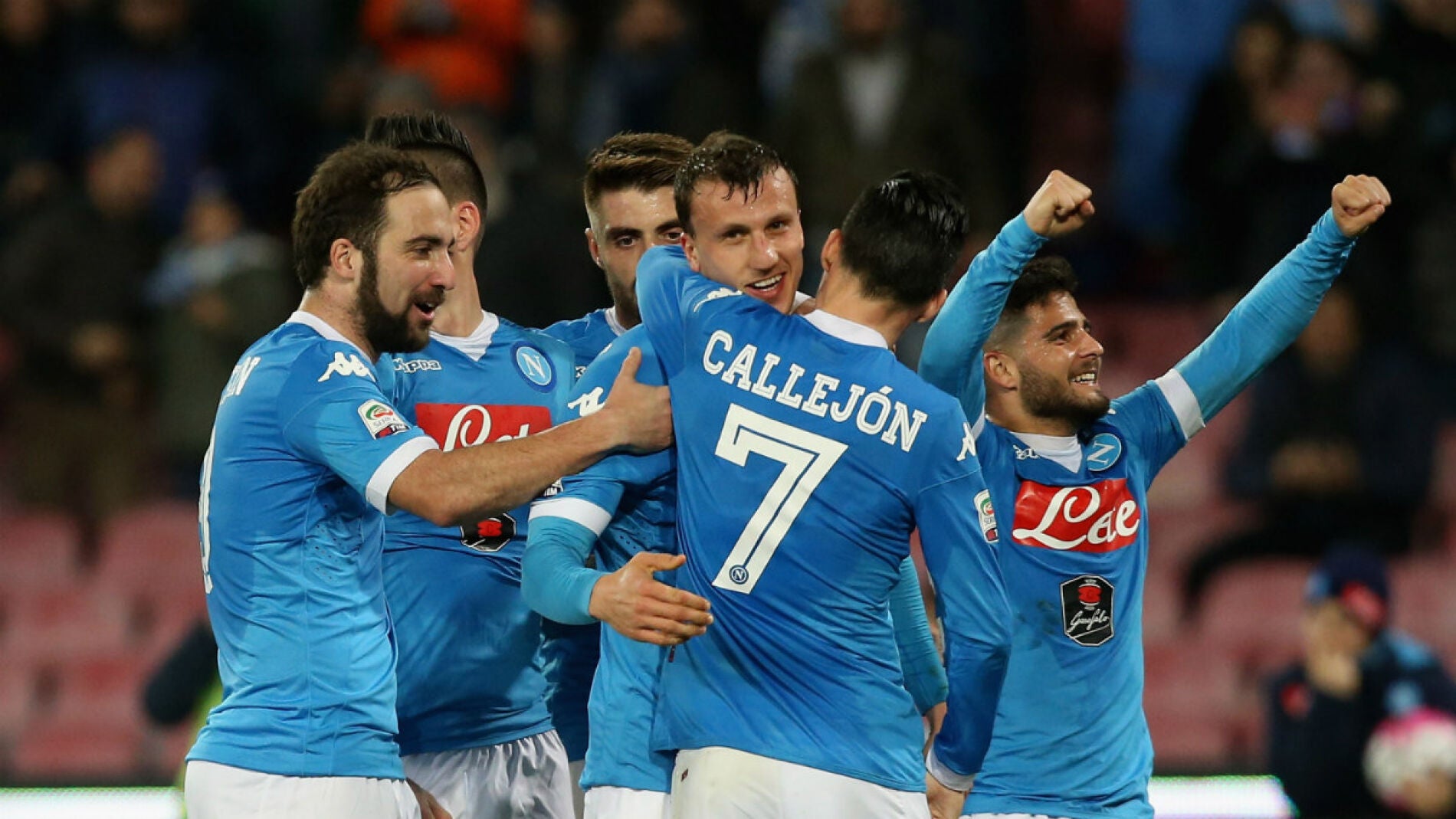 Los jugadores del N&aacute;poles celebran un gol
