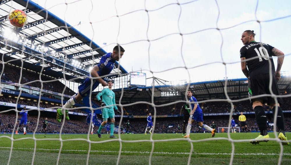 Mame Biram Diouf marca el empate en Stamford Bridge