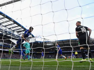Mame Biram Diouf marca el empate en Stamford Bridge Mame Biram Diouf marca el empate en Stamford Bridge