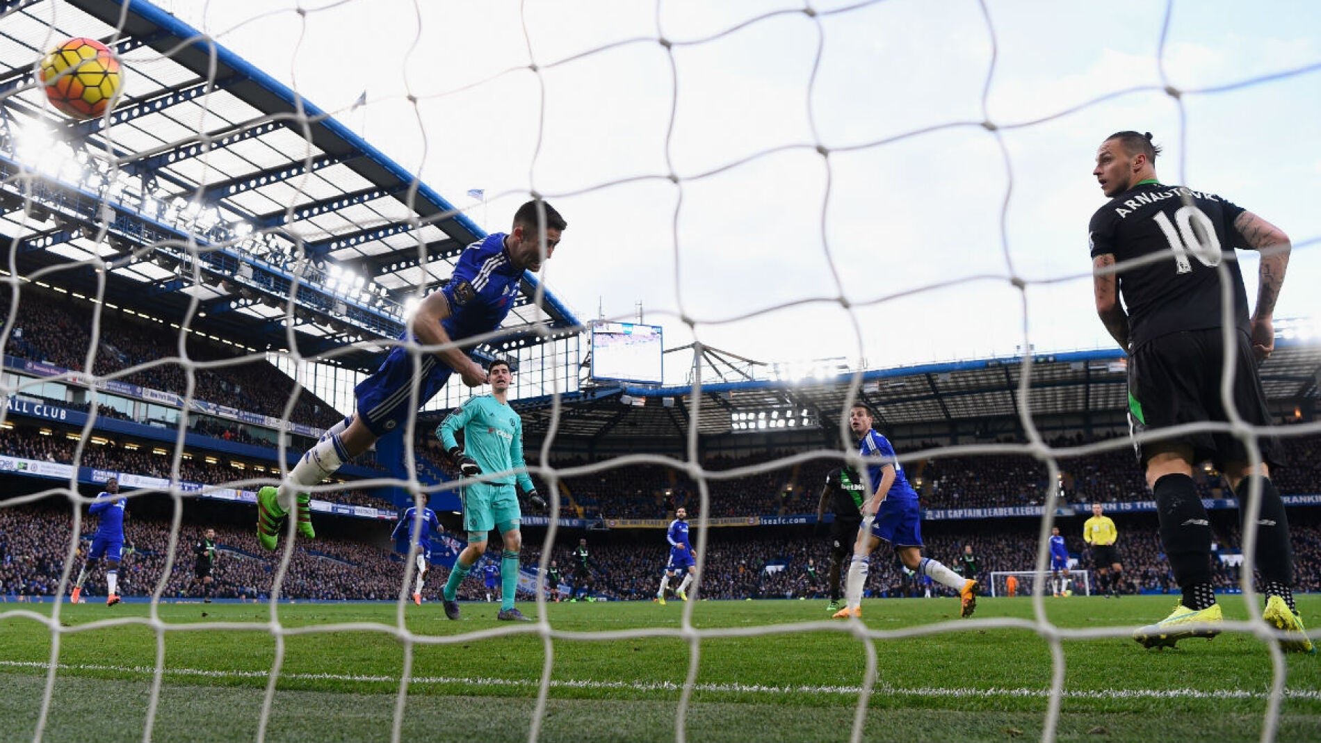Mame Biram Diouf marca el empate en Stamford Bridge