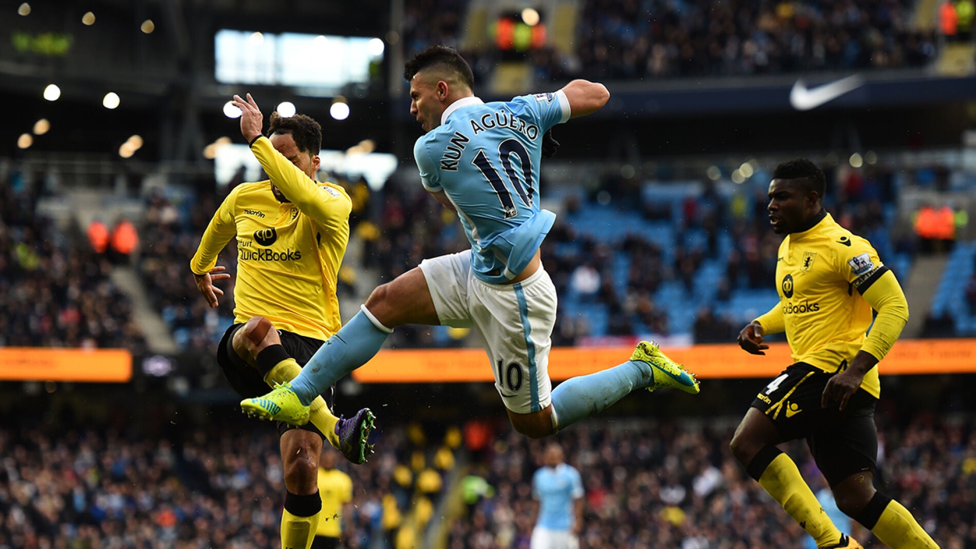 El Kun tras marcar un gol contra el Villa