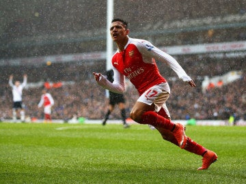 Alexis Sánchez celebra un gol con el Arsenal