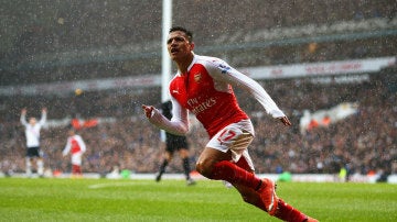 Alexis Sánchez celebra un gol con el Arsenal