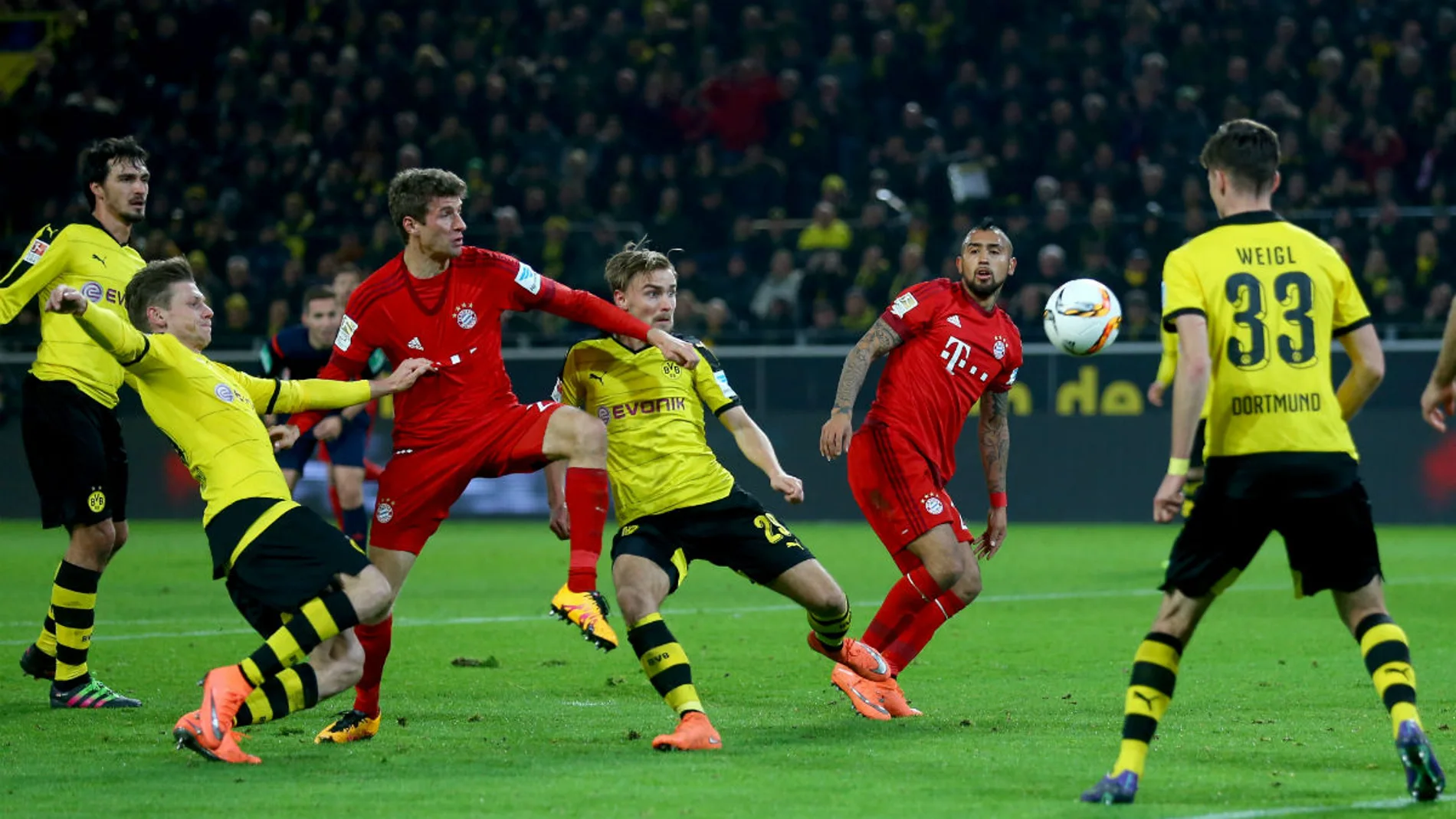 Müller remata un baló ante la defensa del Borussia Dortmund Müller remata un baló ante la defensa del Borussia Dortmund