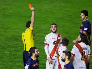 Árbitro sacando tarjeta roja durante el encuentro Árbitro sacando tarjeta roja durante el encuentro