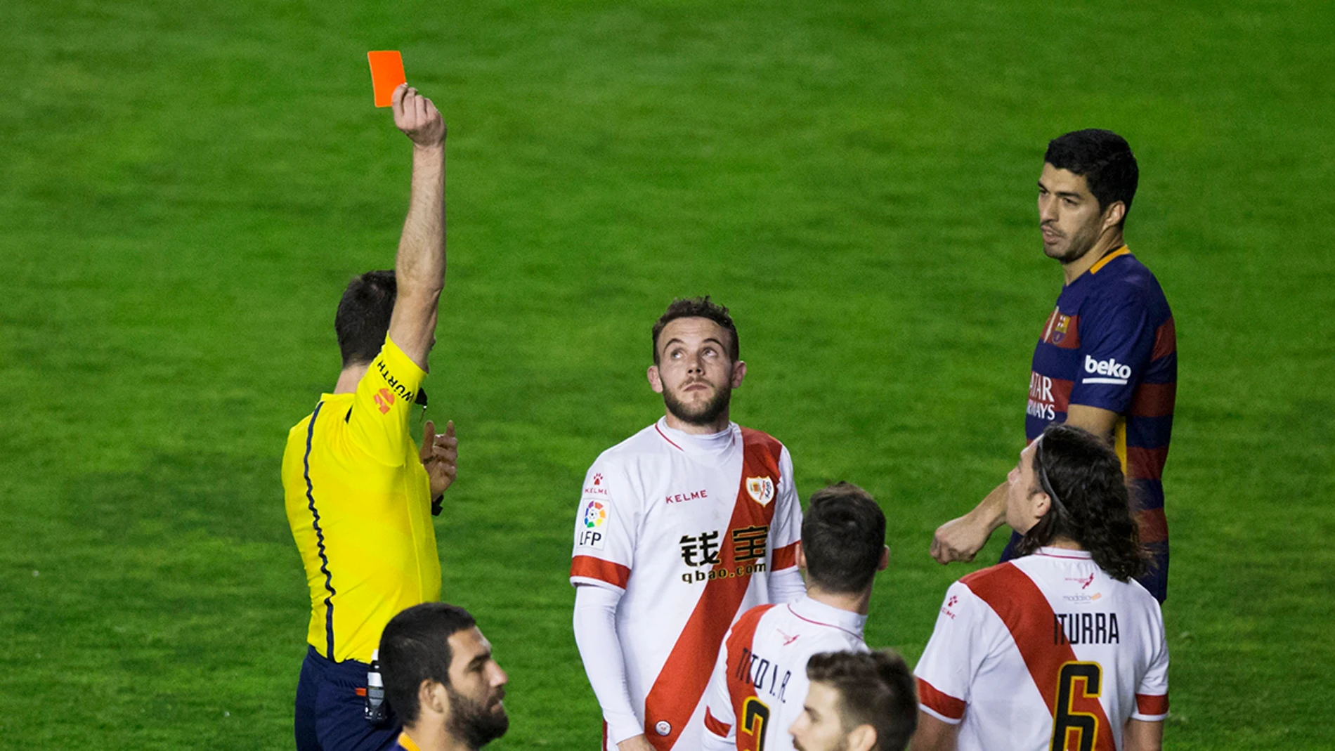 Árbitro sacando tarjeta roja durante el encuentro Árbitro sacando tarjeta roja durante el encuentro