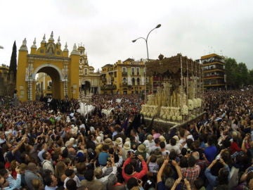 La procesión de la Macarena en Sevilla