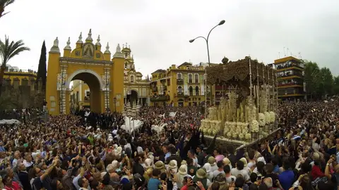 La procesión de la Macarena en Sevilla La procesión de la Macarena en Sevilla