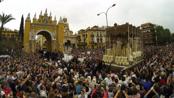 La procesi&oacute;n de la Macarena en Sevilla