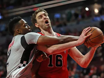Gasol, ante Howard Gasol, ante Howard