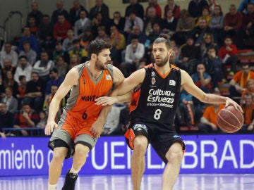 Ricardo Uriz presiona al base del Valencia Basket Antoine Diot