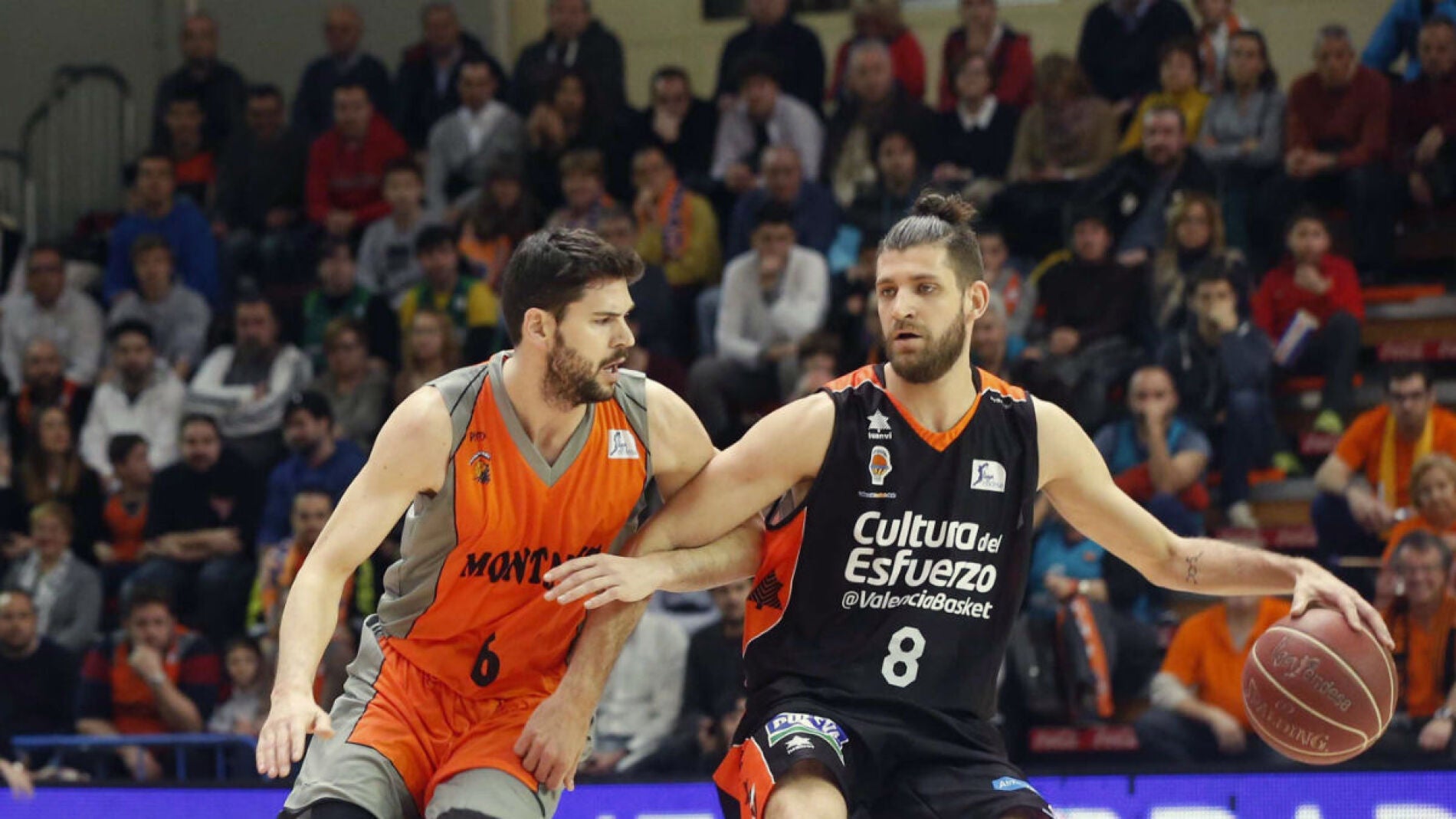 Ricardo Uriz presiona al base del Valencia Basket Antoine Diot