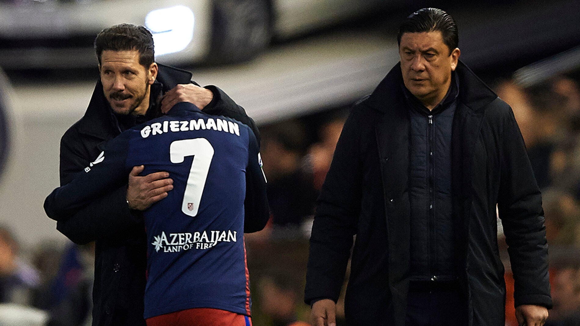 Simeone felicita a Griezmann.