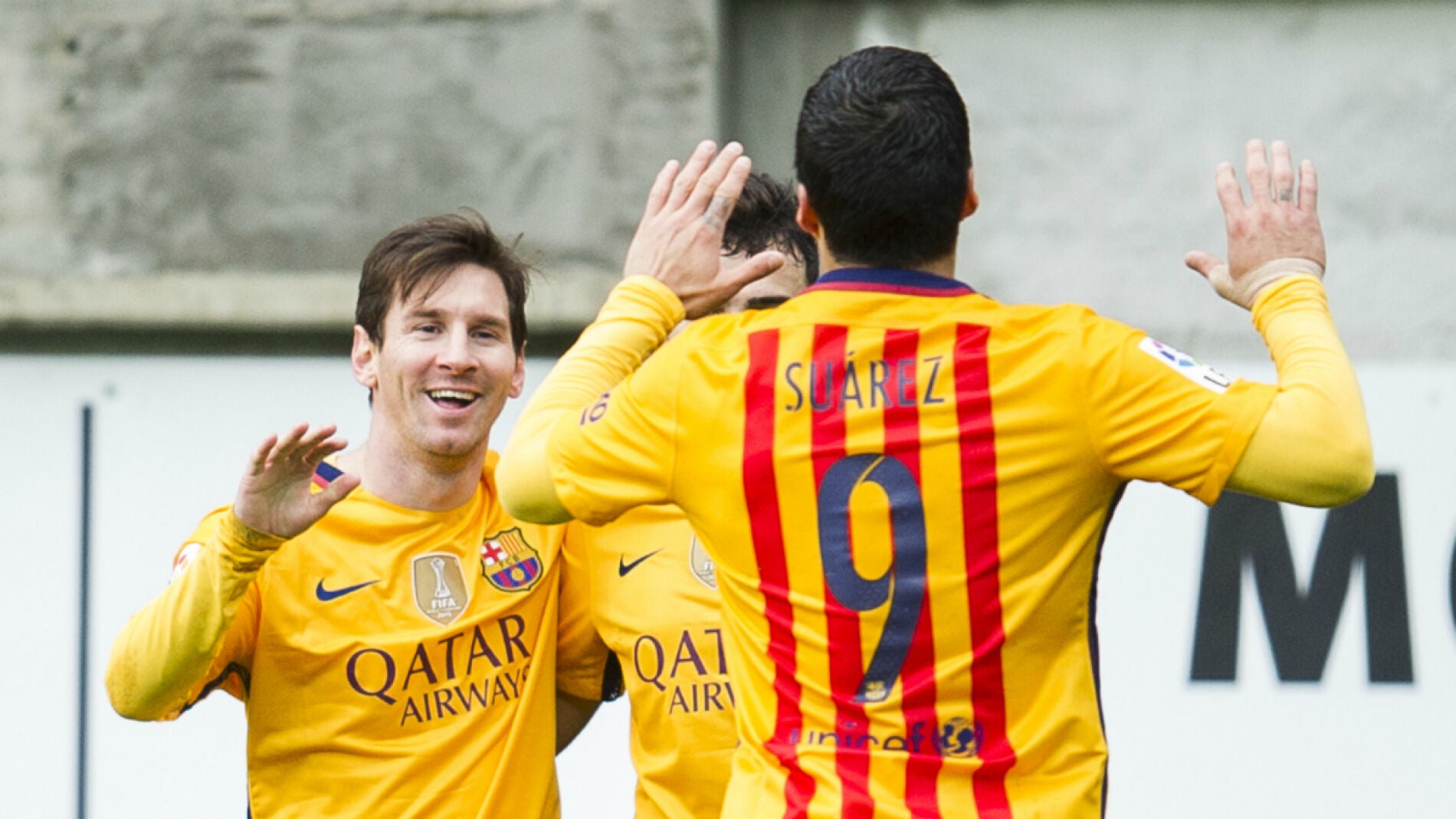 Felicitaci&oacute;n entre Messi, Su&aacute;rez y Munir