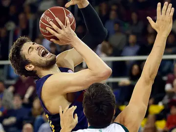 El pivot croata FC Barcelona Ante Tomic intenta un lanzamiento ante el ala pívot del Unicaja Carlos Suárez El pivot croata FC Barcelona Ante Tomic intenta un lanzamiento ante el ala pívot del Unicaja Carlos Suárez