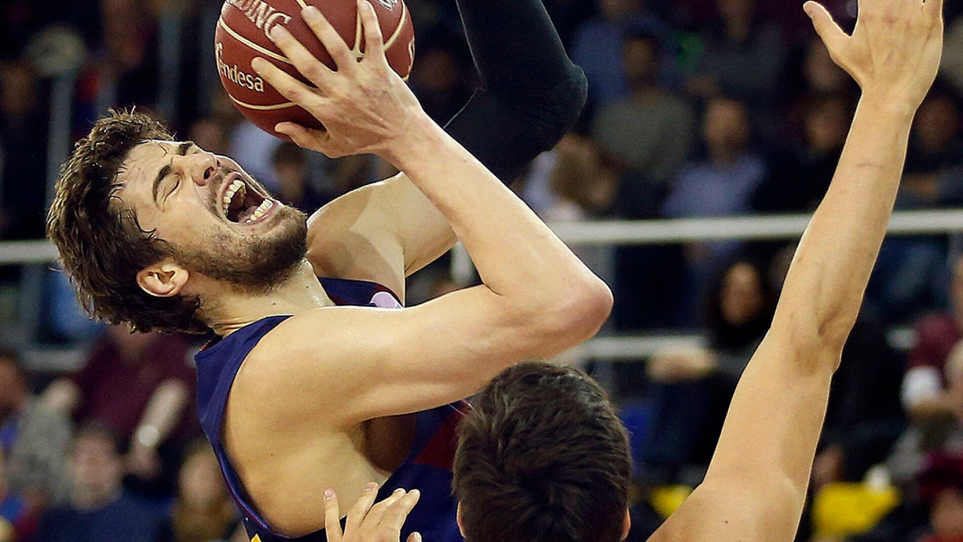  El pivot croata FC Barcelona Ante Tomic intenta un lanzamiento ante el ala p&iacute;vot del Unicaja Carlos Su&aacute;rez