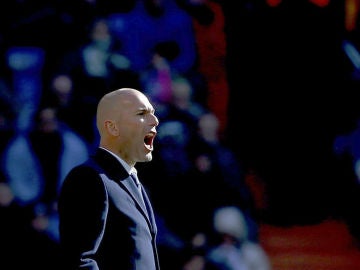 Zidane da instrucciones en la banda del Bernabéu