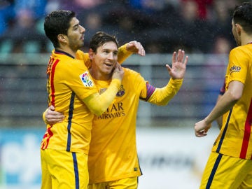 Leo Messi celebra un gol con Luis Suárez y Munir