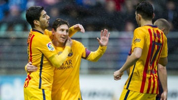 Leo Messi celebra un gol con Luis Suárez y Munir