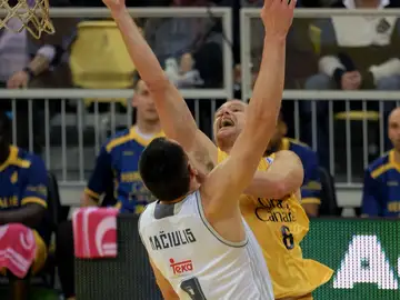 Brad Newlwy trata de encestar ante la oposición de Jonas Maciulis Brad Newlwy trata de encestar ante la oposición de Jonas Maciulis