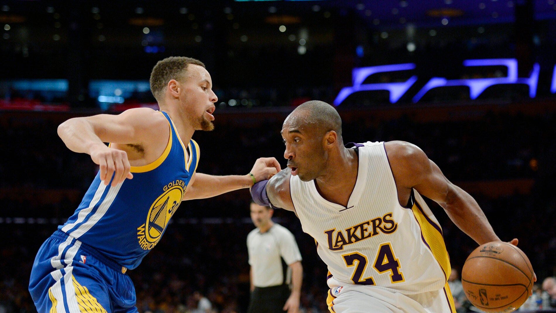 Kobe Bryant conduce el bal&oacute;n ante la defensa de Stephen Curry