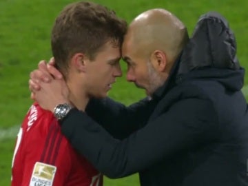 Guardiola y Kimmich, durante un partido