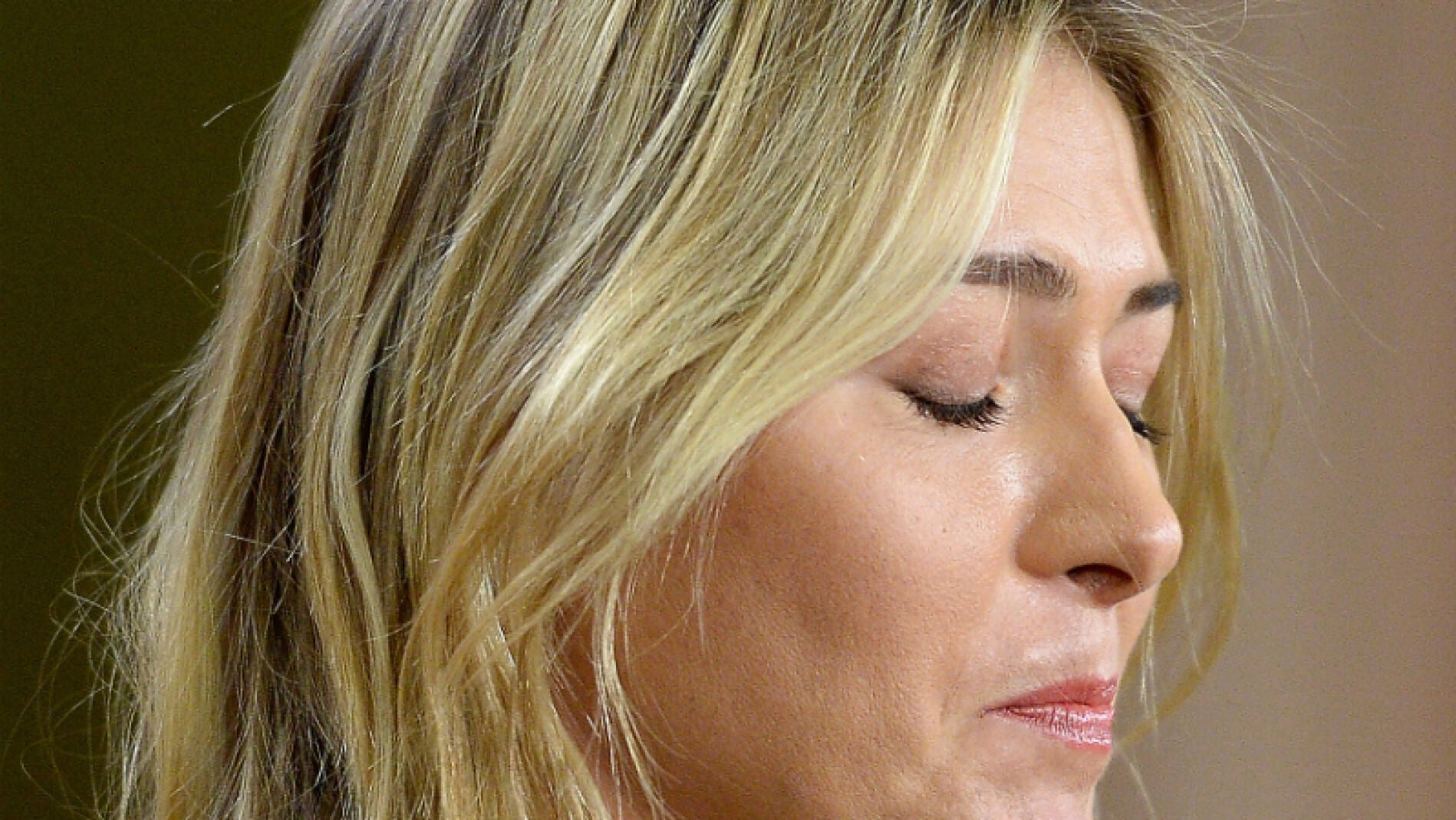 Maria Sharapova se derrumba durante la rueda de prensa