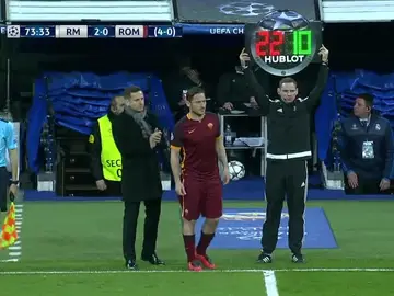 Francesco Totti entra al campo en el Real Madrid - Roma Francesco Totti entra al campo en el Real Madrid - Roma