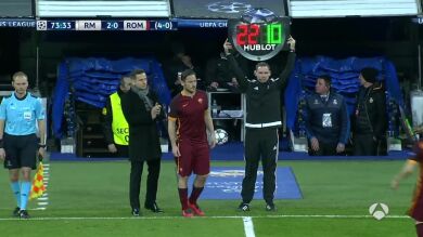 El Santiago Bernabéu ovaciona a Francesco Totti al entrar al campo