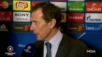 Emilio Butragueño habla con Carlota Velasco tras el partido contra la Roma