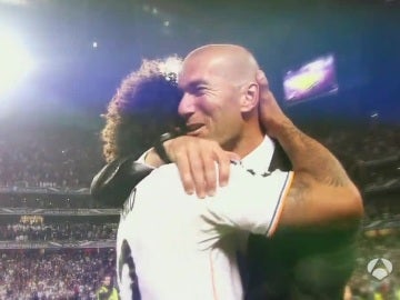 Zinedine Zidane se abraza con Marcelo durante un partido de la Champions Zinedine Zidane se abraza con Marcelo durante un partido de la Champions