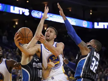 Stephen Curry penetra a canasta ante Orlando Magic Stephen Curry penetra a canasta ante Orlando Magic