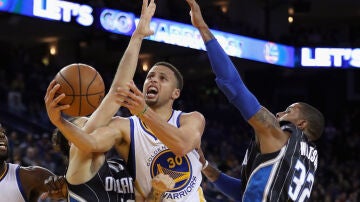 Stephen Curry penetra a canasta ante Orlando Magic