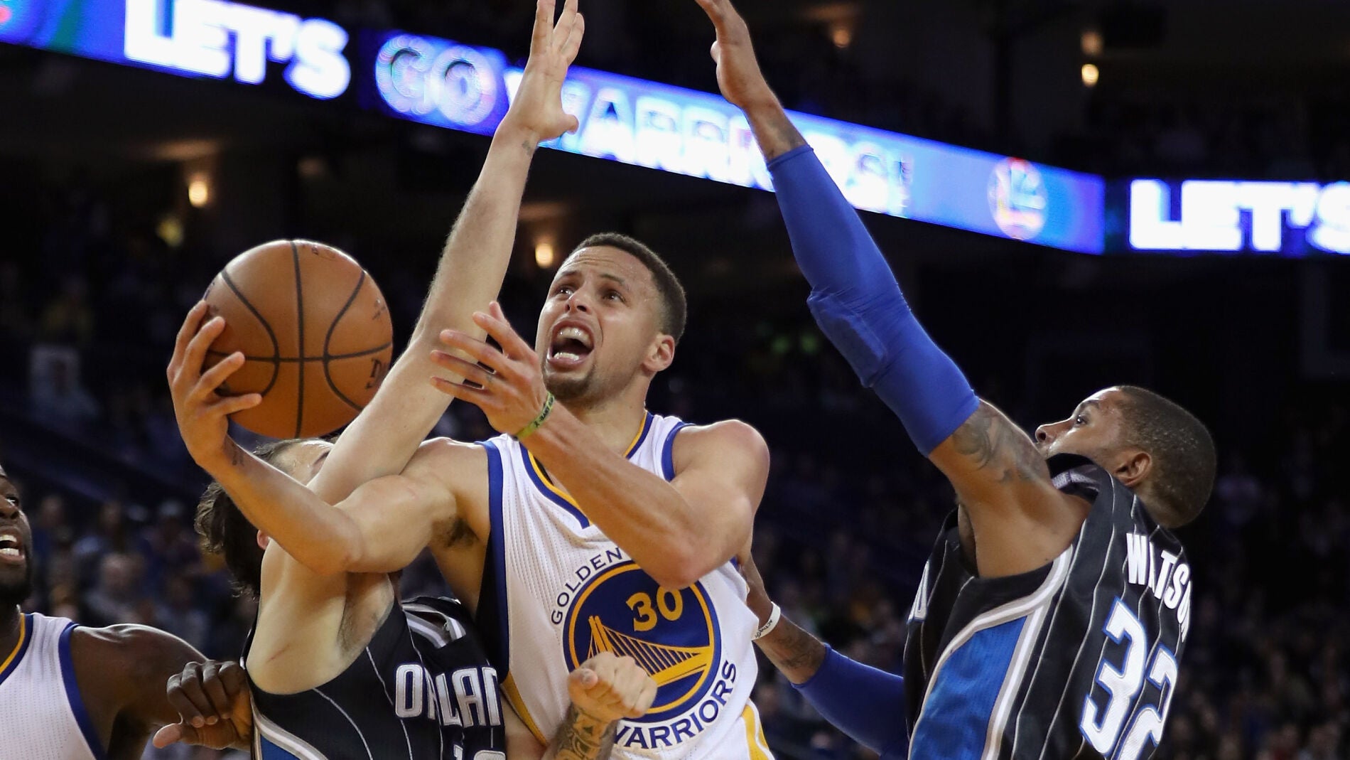 Stephen Curry penetra a canasta ante Orlando Magic