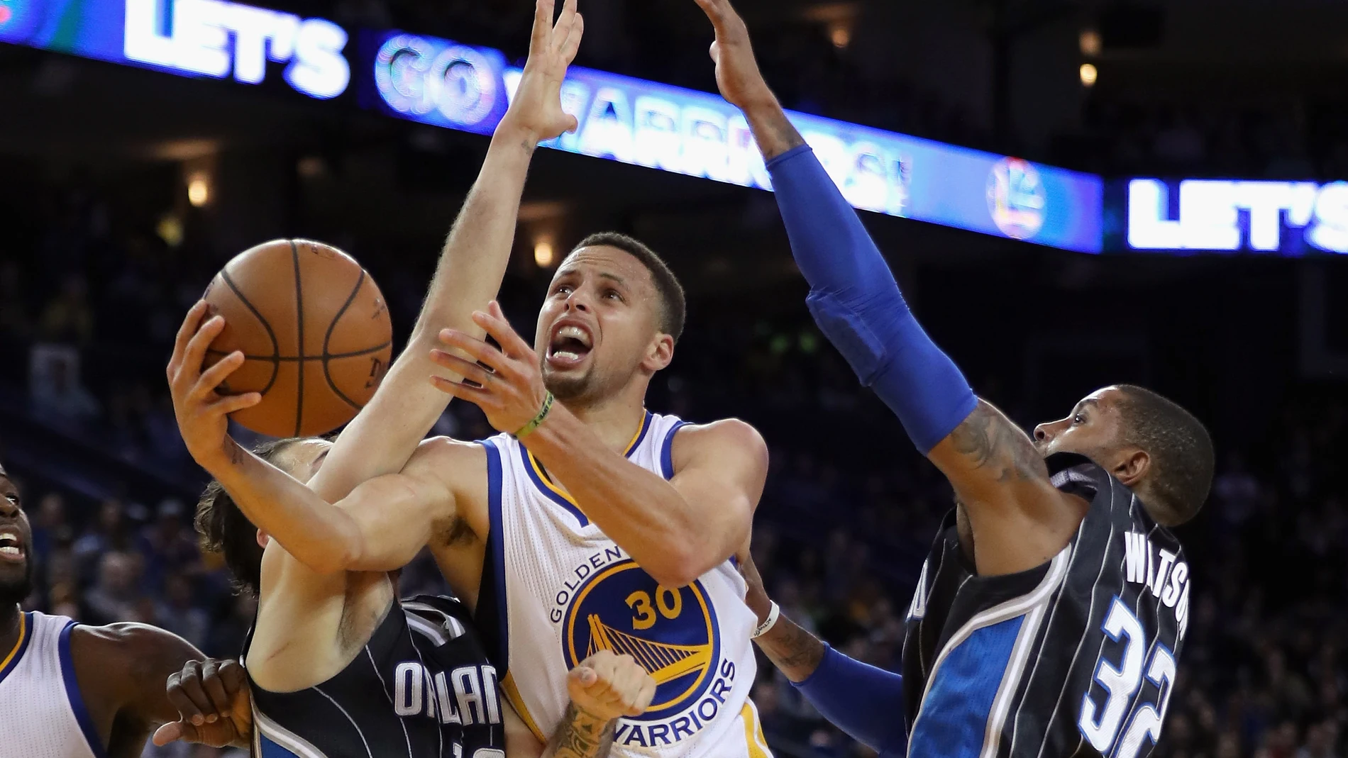Stephen Curry penetra a canasta ante Orlando Magic Stephen Curry penetra a canasta ante Orlando Magic