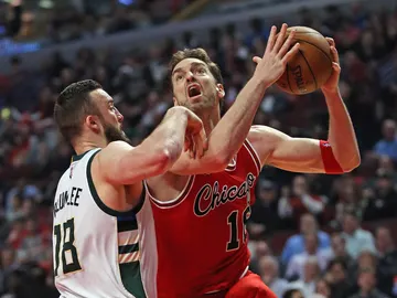 Pau Gasol intenta anotar ante la defensa de Miles Plumlee Pau Gasol intenta anotar ante la defensa de Miles Plumlee