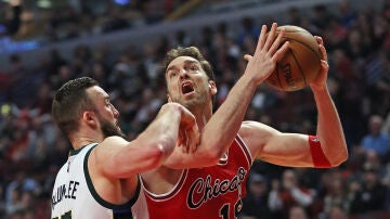 Pau Gasol intenta anotar ante la defensa de Miles Plumlee