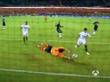 Casillas realiza una parada a Perotti durante un Sevilla - Real Madrid Casillas realiza una parada a Perotti durante un Sevilla - Real Madrid