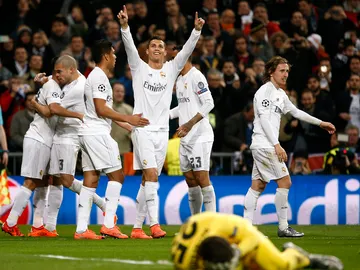 Los jugadores del Real Madrid celebran un gol de Cristiano Ronaldo Los jugadores del Real Madrid celebran un gol de Cristiano Ronaldo