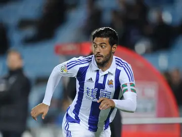Carlos Vela con el control del partido Carlos Vela con el control del partido