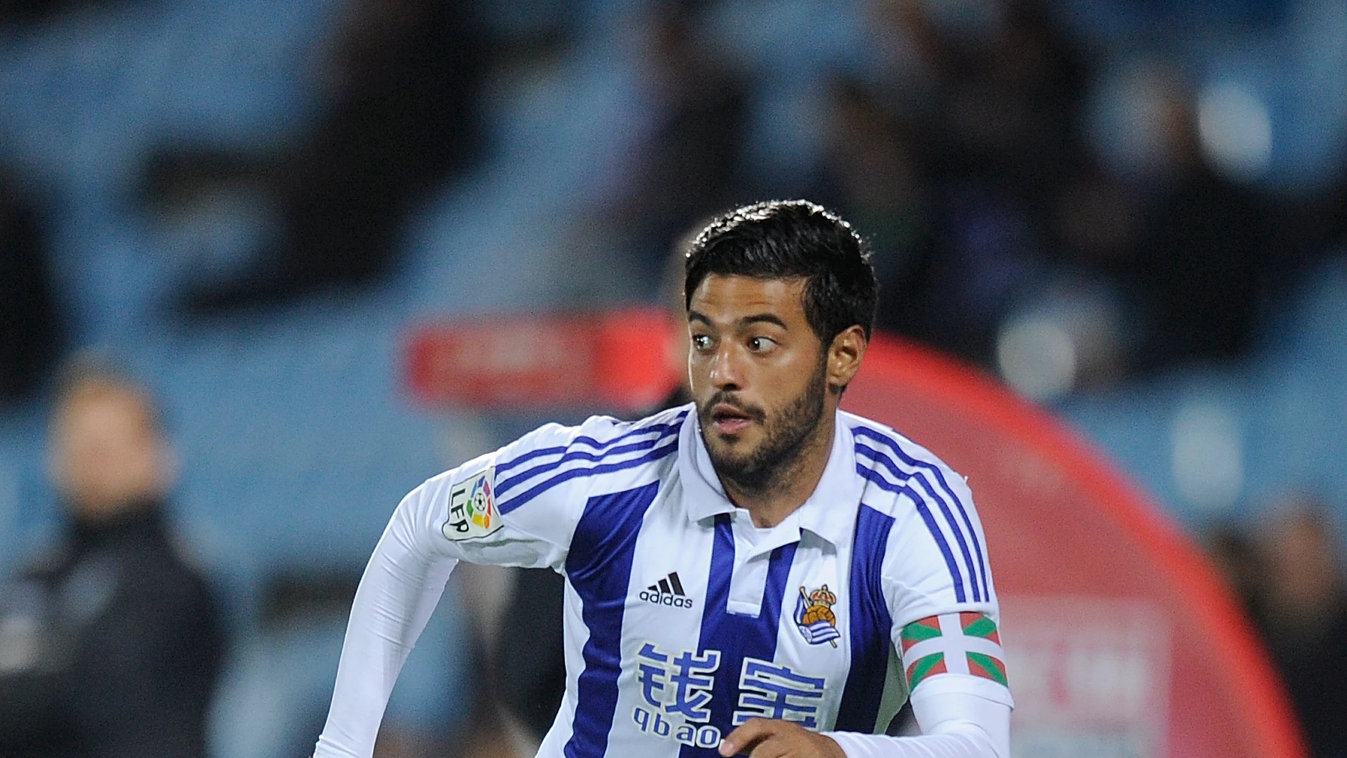 Carlos Vela con el control del partido Carlos Vela con el control del partido