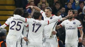 Los jugadores del PSG celebran el gol de Rabiot